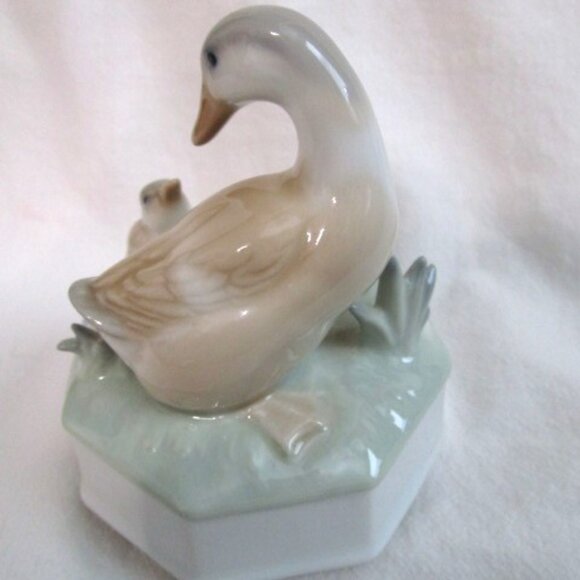 OTAGIRI MUSIC BOX WITH DUCKS TUNE IS "LOVE STORY" - Picture 3 of 4